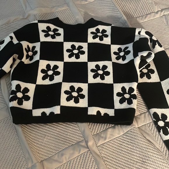 Checkered Flower Hollister Sweater - Picture 6 of 6